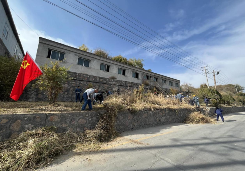 有工投黨員干部、團(tuán)員青年的耕耘那處便是公司最美麗的一角-----物產(chǎn)工投公司開展環(huán)境專項(xiàng)整治主題黨日、團(tuán)日活動(dòng)